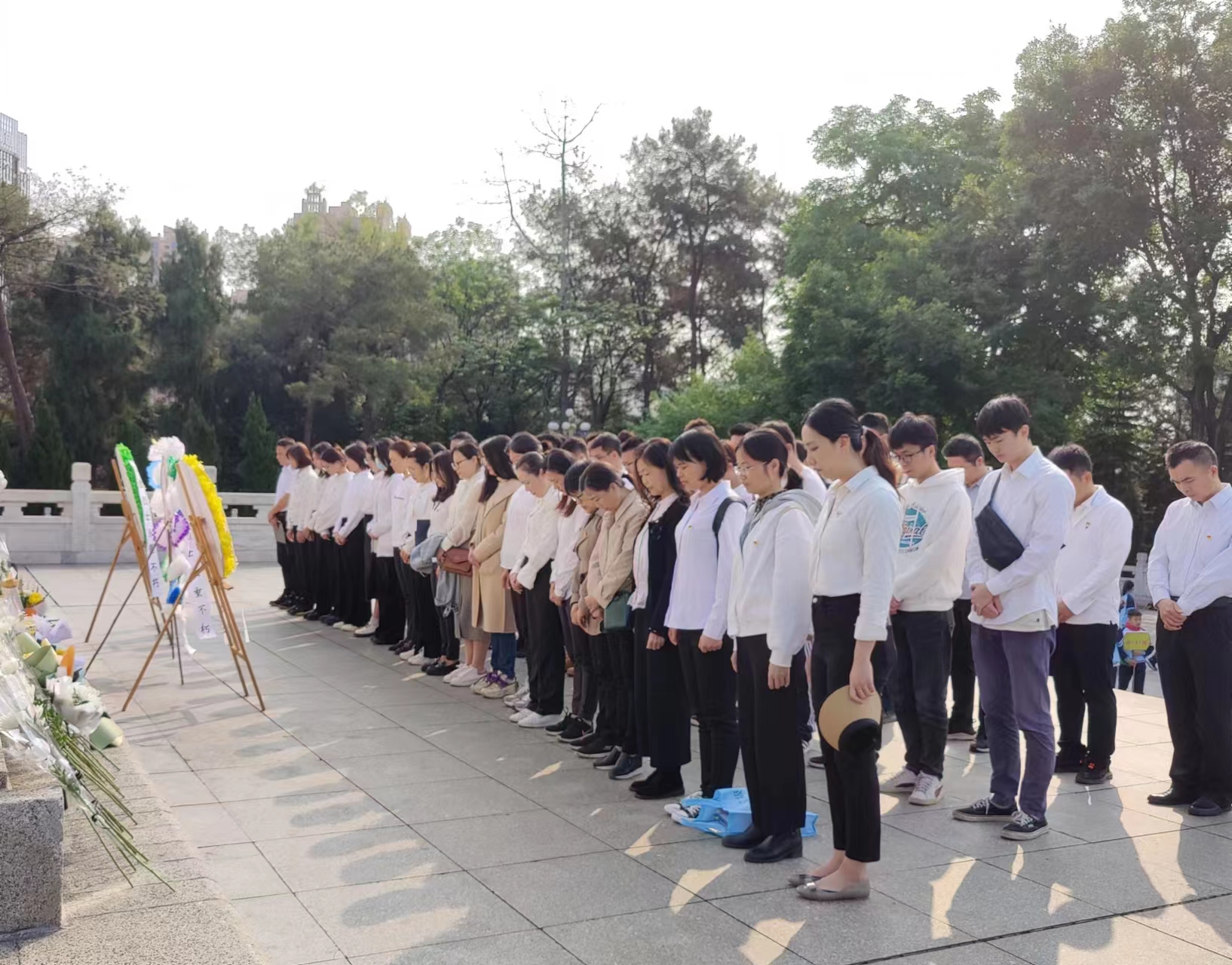 市排水公司黨總支、南寧建康環(huán)保公司黨支部開(kāi)展“緬懷革命先烈，賡續紅色基因”聯(lián)合主題黨日活動(dòng)