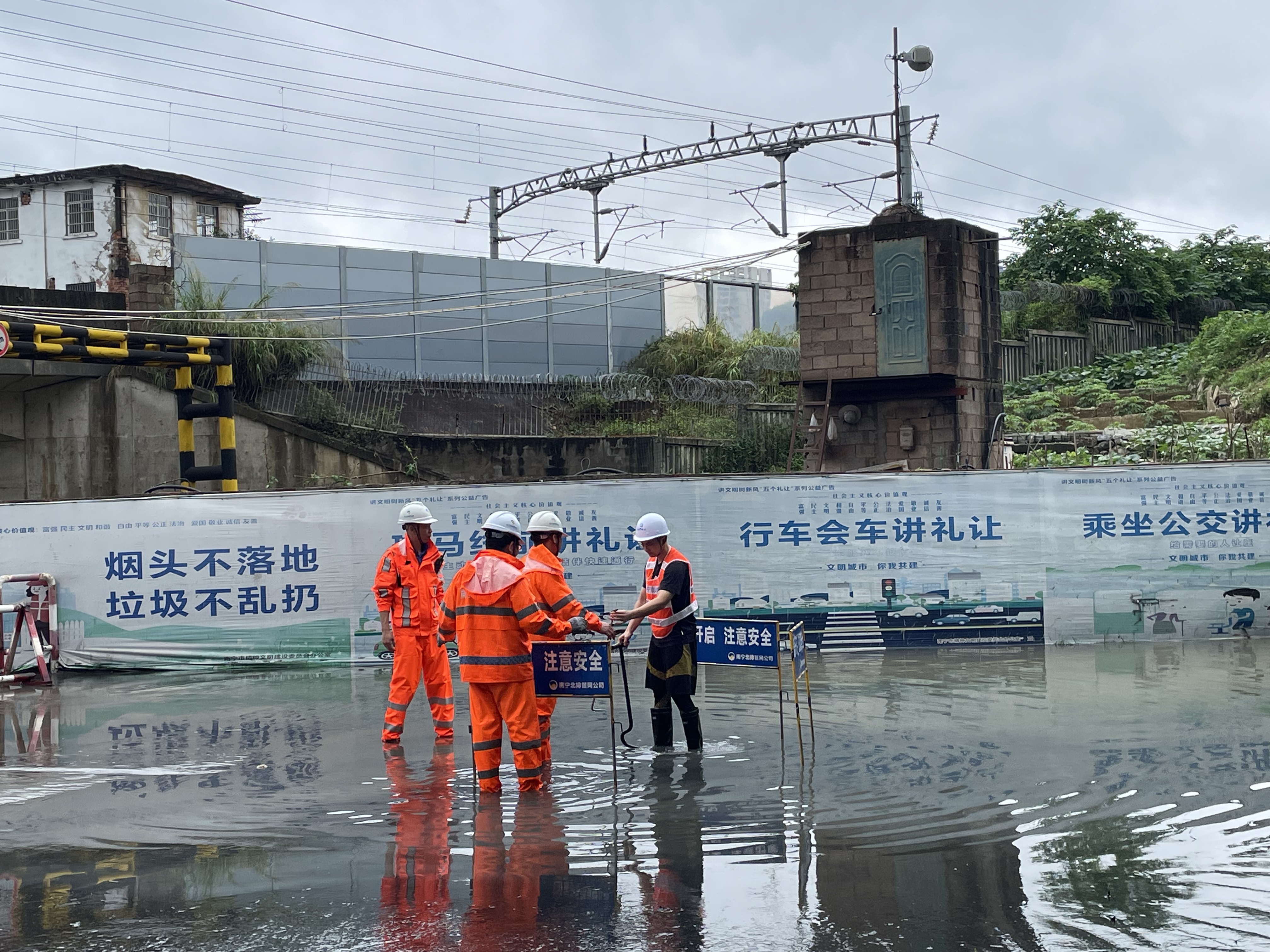 積極應對強降雨，市排水公司連夜出擊排水搶險